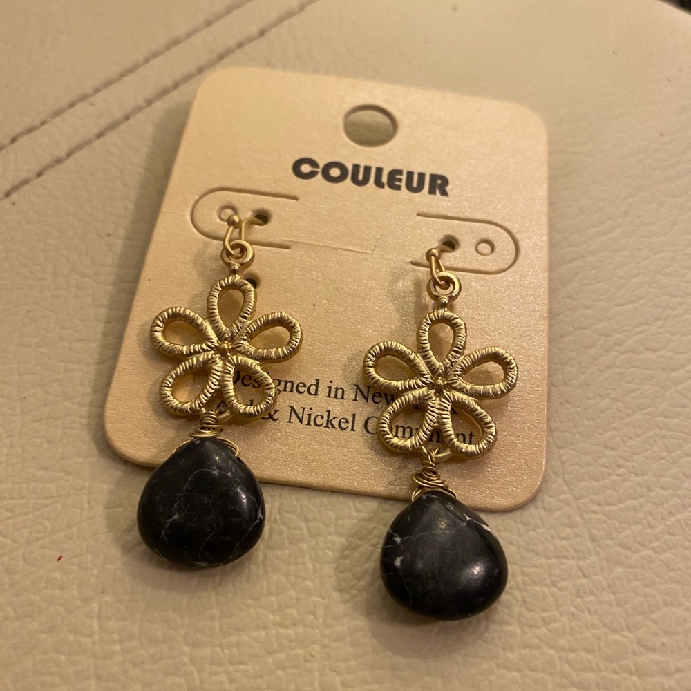 🔸NWT—gold & black dangling earrings